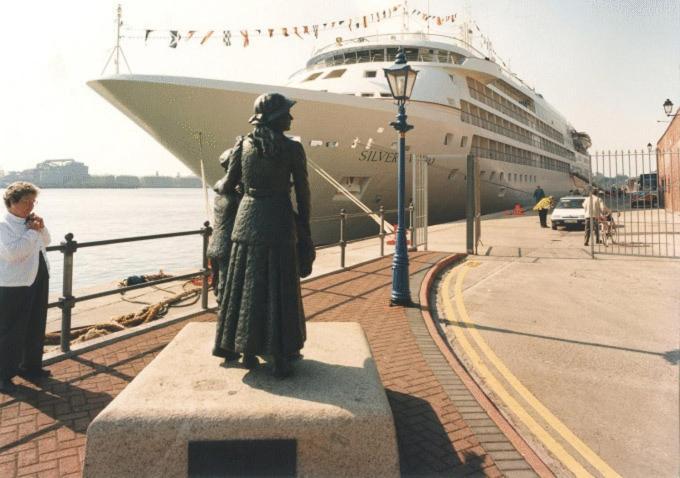 Watersedge Hotel Cobh Bagian luar foto