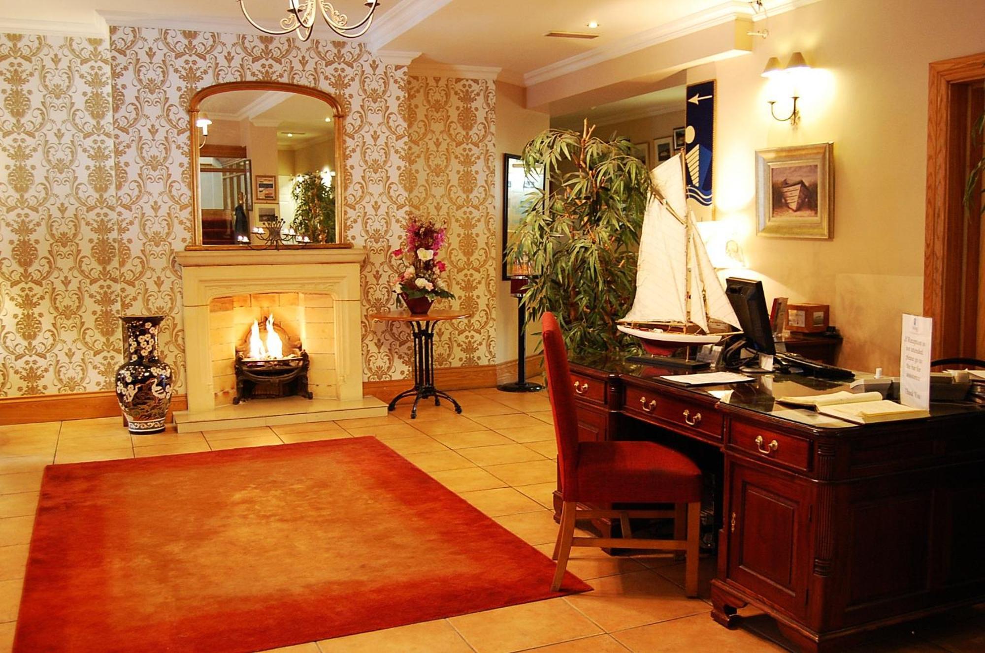 Watersedge Hotel Cobh Bagian luar foto