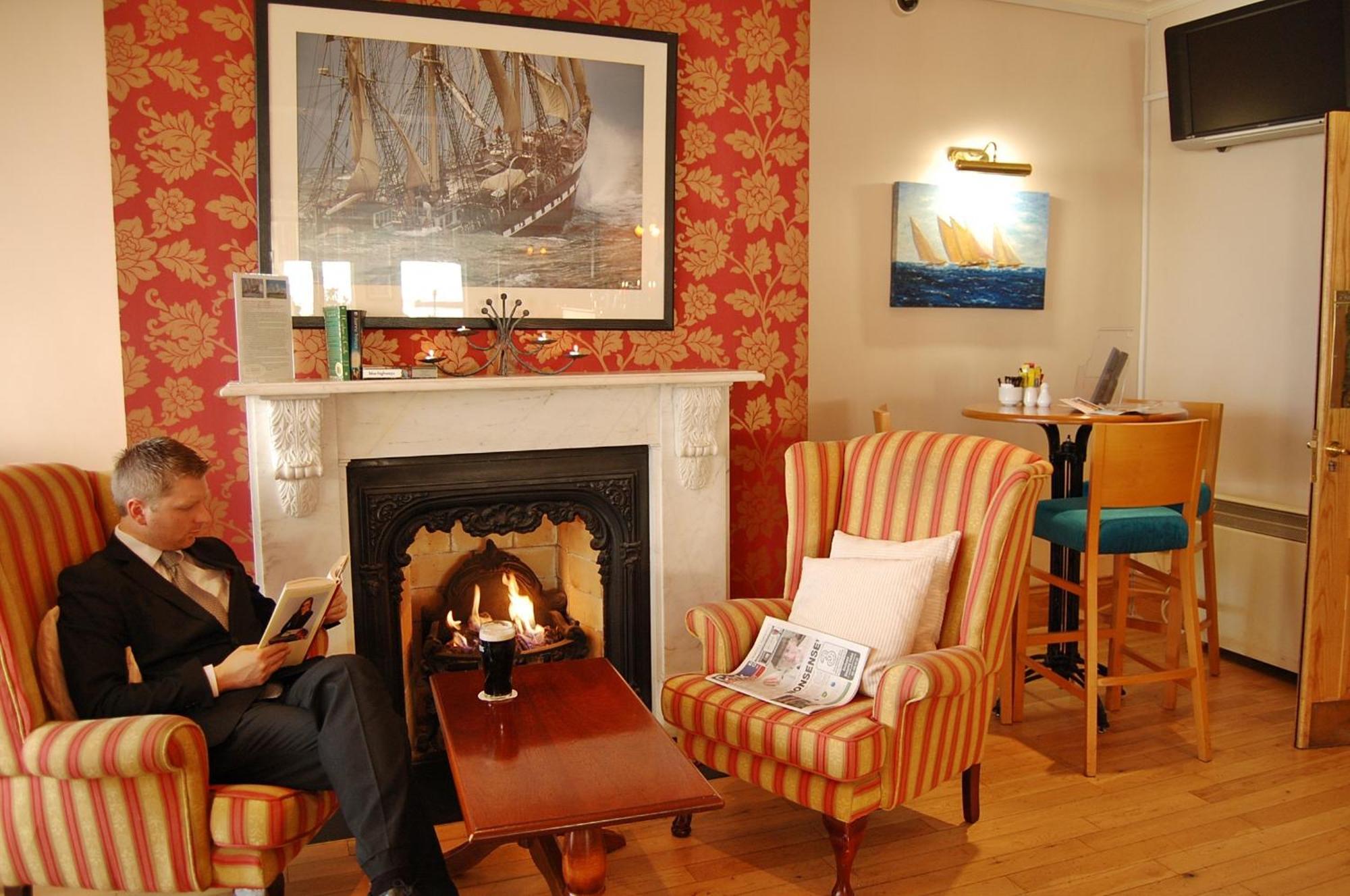 Watersedge Hotel Cobh Bagian luar foto