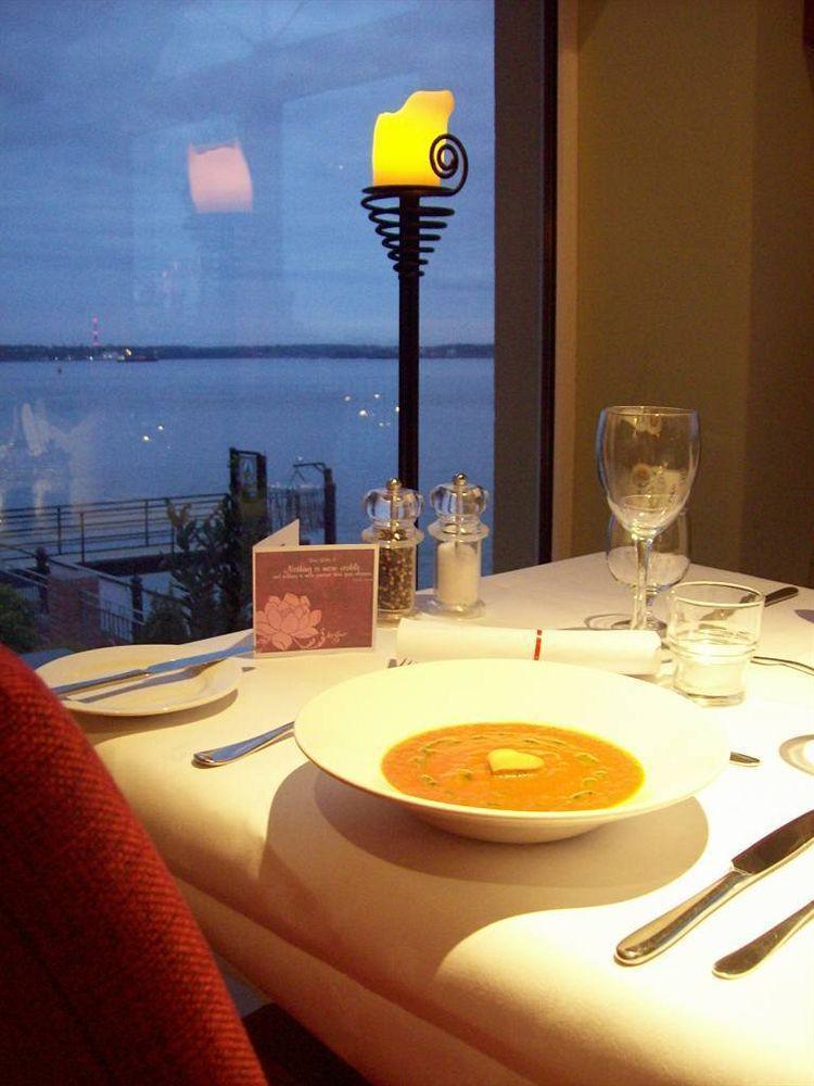 Watersedge Hotel Cobh Bagian luar foto