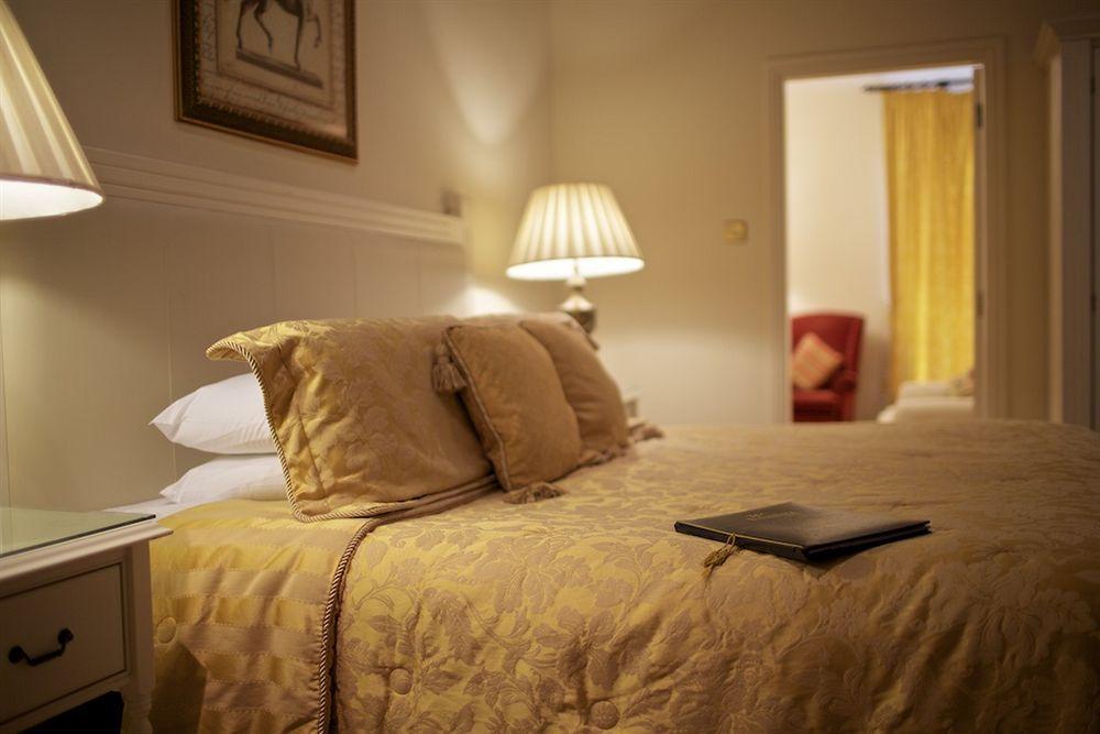 Watersedge Hotel Cobh Bagian luar foto